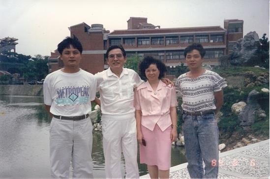 趙修禮與太太、兒子於劍潭青年活動中心旅遊照