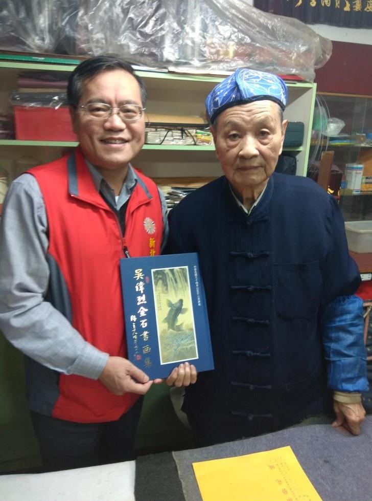 108年新北市榮民服務林火土處長（左一）訪視榮民藝術家吳偉烈（右一）