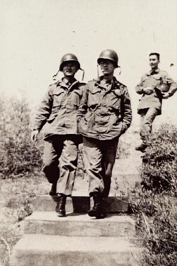 56年3月8日解先生（左）於金門南雄