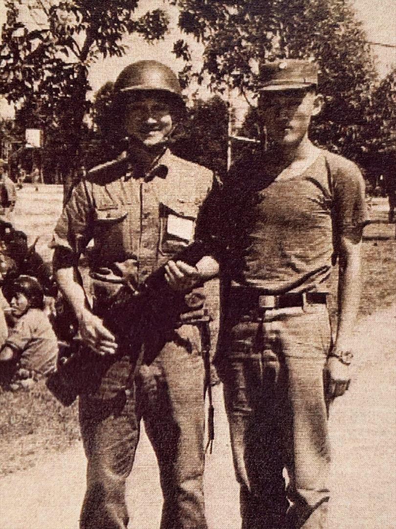 58年8月21日解先生（左）參加軍人訓練最高目標12項測驗桃園下湖大操場