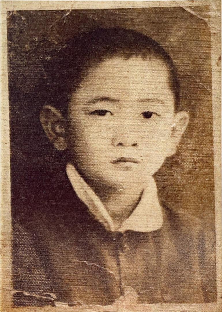 解先生7歲時在家鄉山東省青島市讀書留影