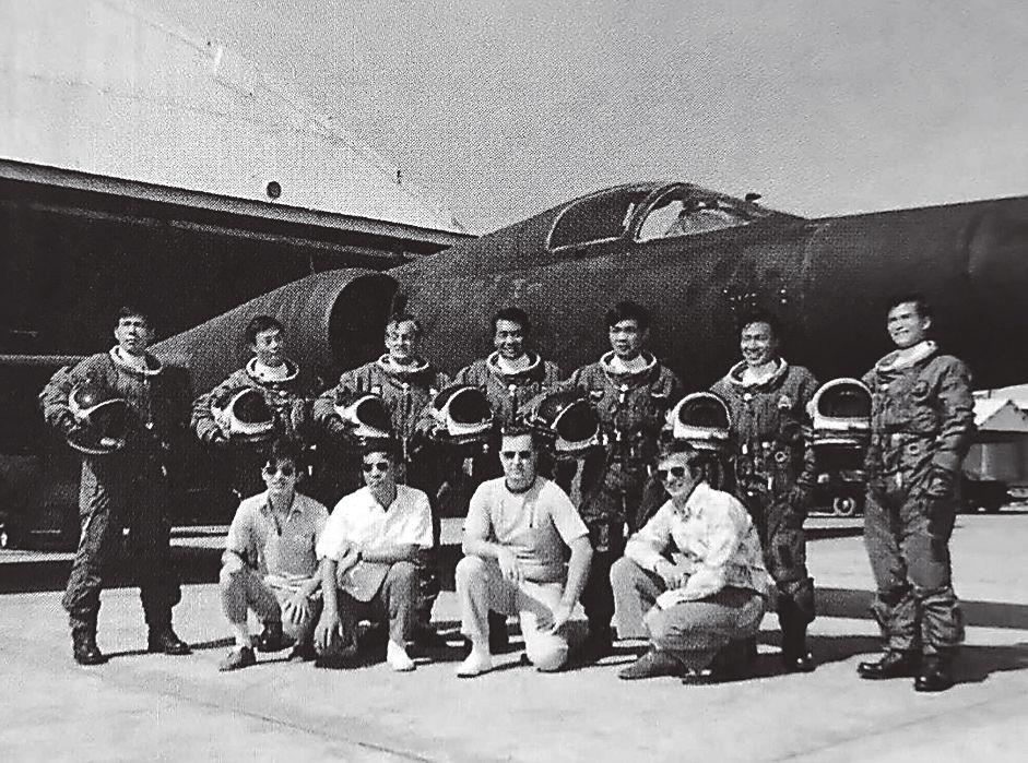 一九七四年黑貓中隊解散前，我國飛行員與美國U-2飛行員、技代合影，為十三年來中美空軍合作畫下句點（蔡盛雄教官為後排右一）。