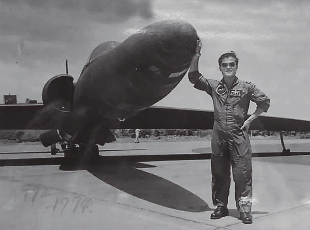 黑貓中隊最後一隻小黑貓蔡盛雄教官曾經駕馭身後「○五三」號機，執行「C124C」任務，總飛行時數約一百七十小時。