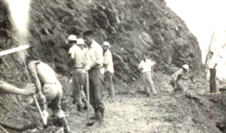 民國40年榮民開闢林道作業倍極辛苦（森保處提供）。