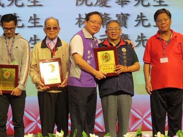 阮慶華先生（前排右二）當選榮民楷模，並獲頒獎狀。