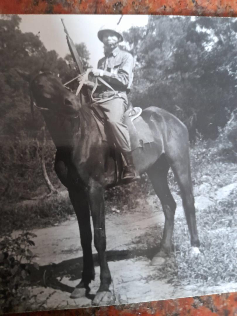 王木爐先生在台南虎頭埤（營區旁）騎馬照片