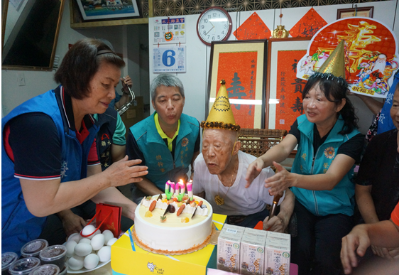 慶祝傅水興（左3）爺爺百歲活動