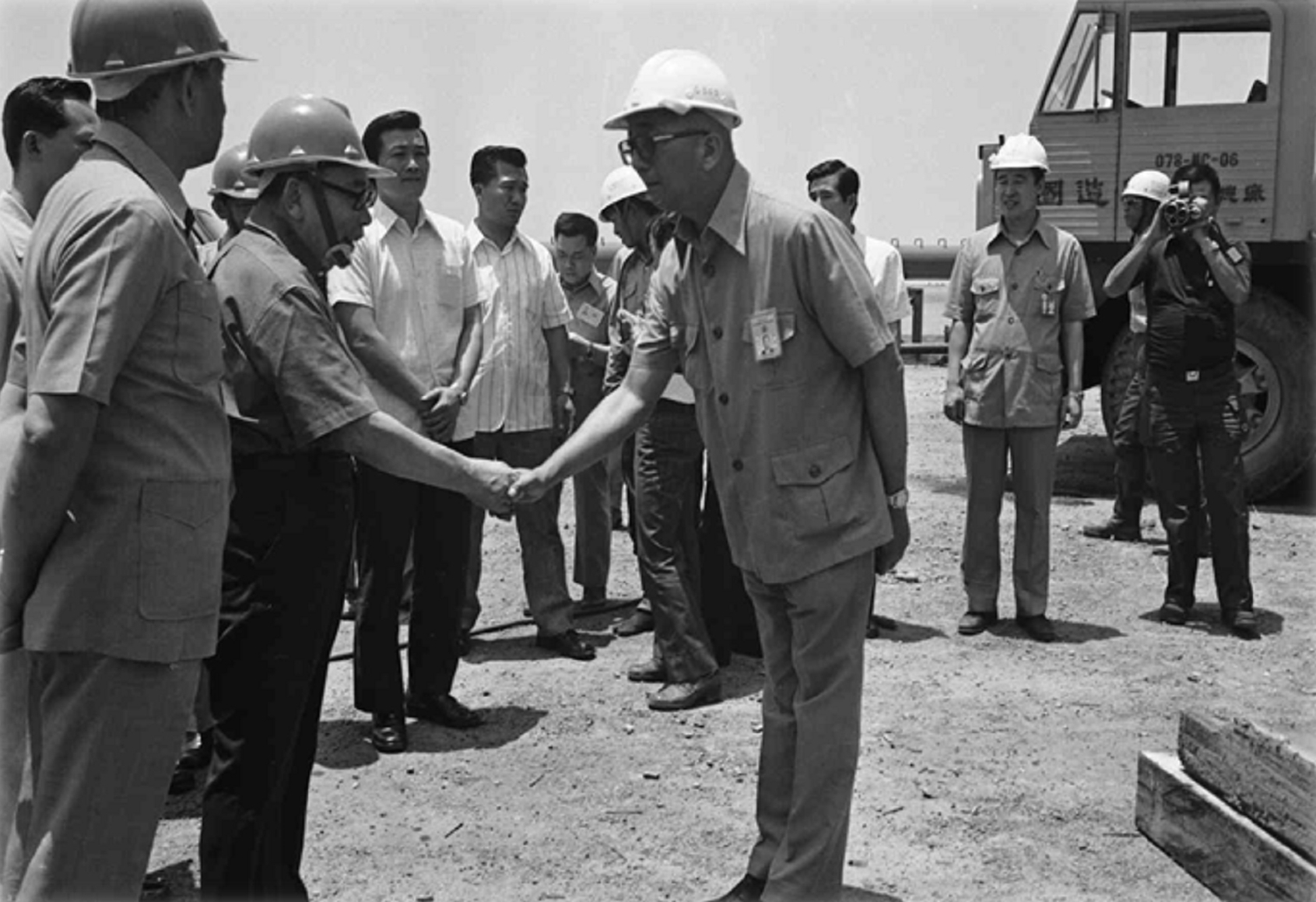 民國68年5月6日總統經國先生由參謀總長宋長志陪同，視察「十大建設」之「台中港」後續建港工程，與負責工程人員熱忱握手致意。