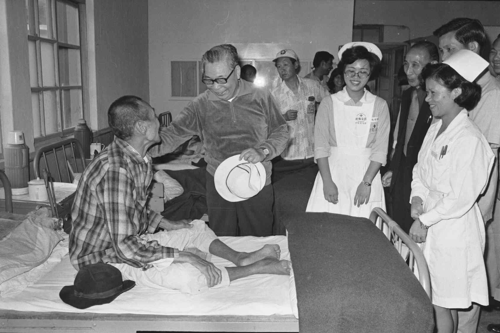 民國67年10月20日總統經國先生訪察蘇澳榮民醫院並慰問住院的榮民弟兄，同時垂詢身體健康之概況。(3)