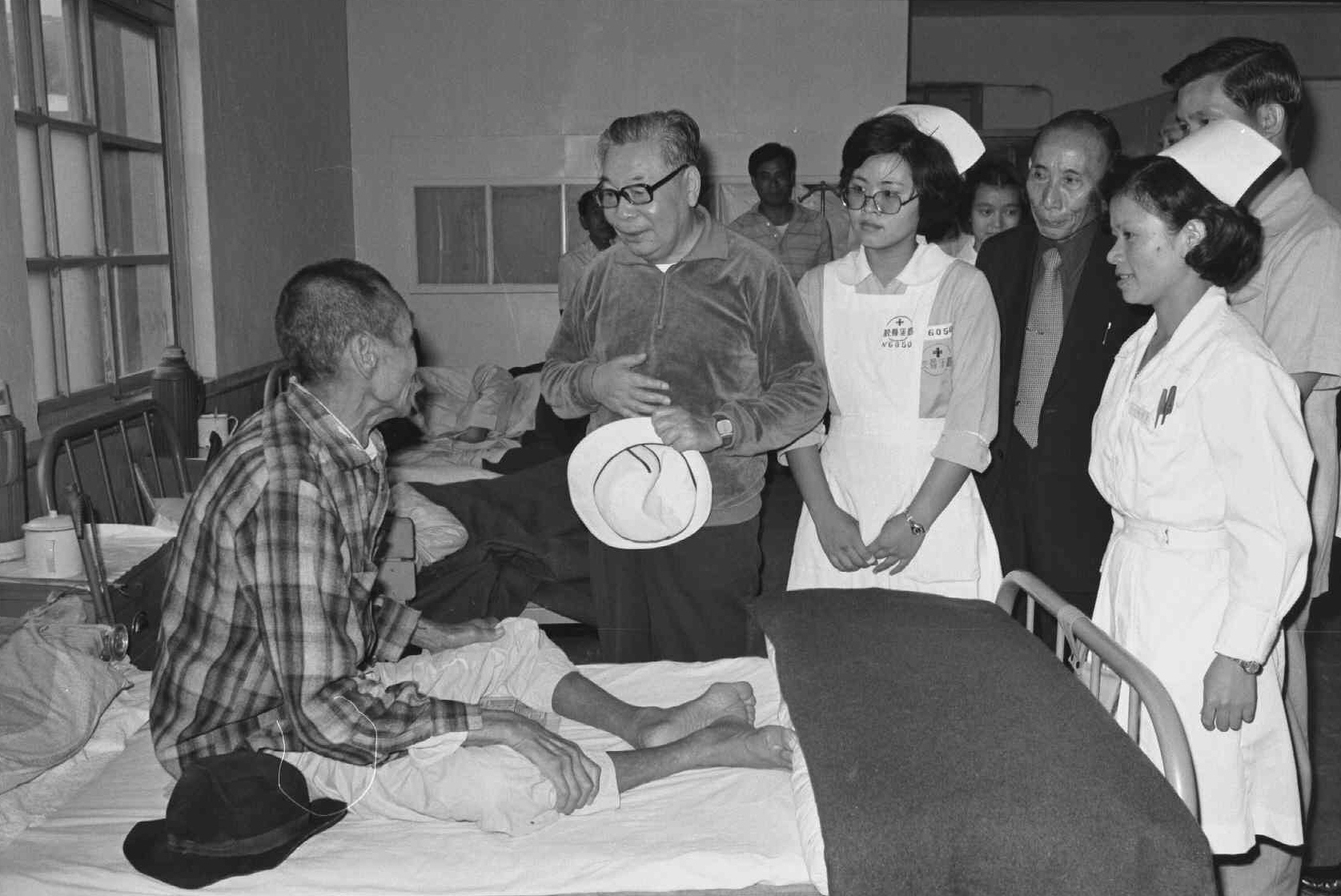 民國67年10月20日總統經國先生訪察蘇澳榮民醫院並慰問住院的榮民弟兄，同時垂詢身體健康之概況。 (2)