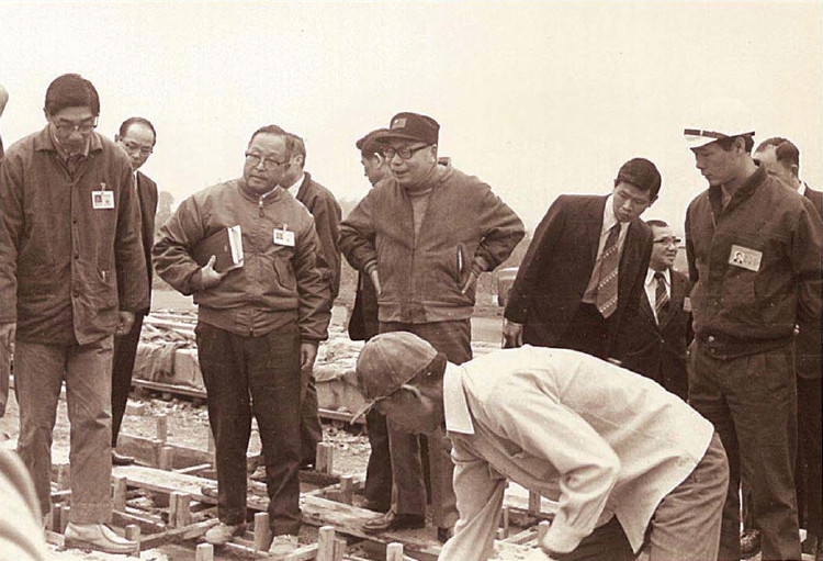 民國64年3月16日，行政院長經國先生由交通部長高玉樹等，陪同巡視高速公路南段工程施工。