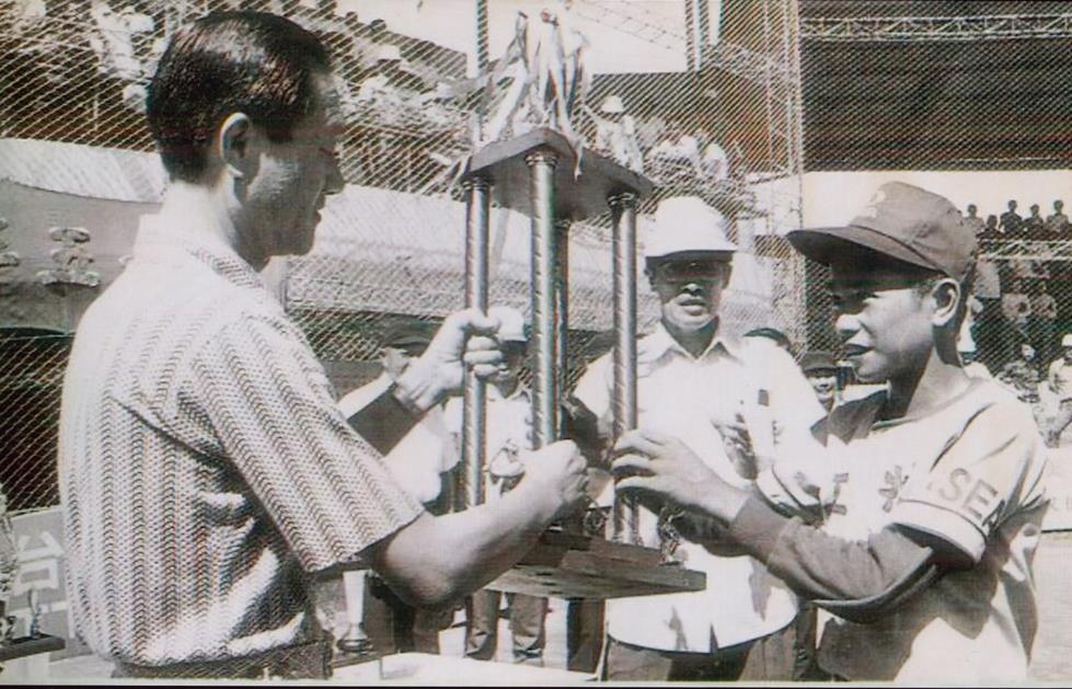 1976年高雄利德棒球場 榮工少棒隊陳義信代表受獎