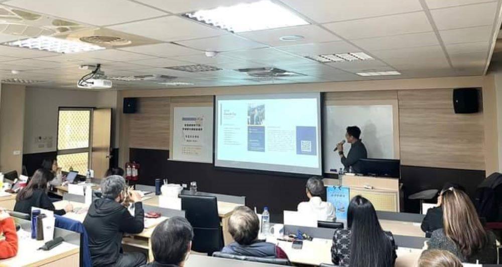 受邀至國立高雄科技大學管理學院EMBA專題演講 （戴龍華提供，113年3月10日攝）