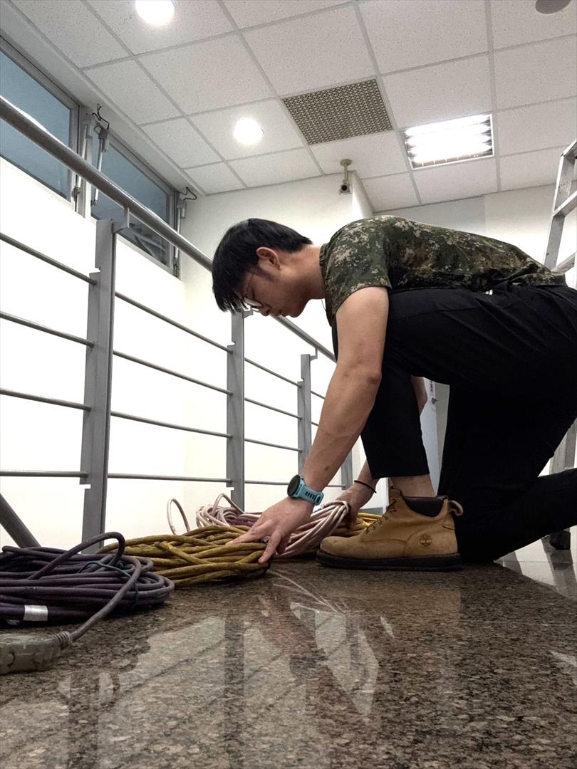 陳翊瑞工作照片（案場確認安裝線材）。