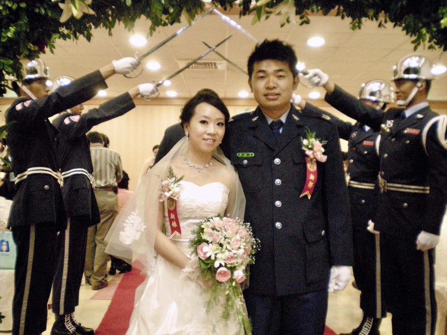 榮民范鎧麟先生著軍服與夫人喜結連理照片