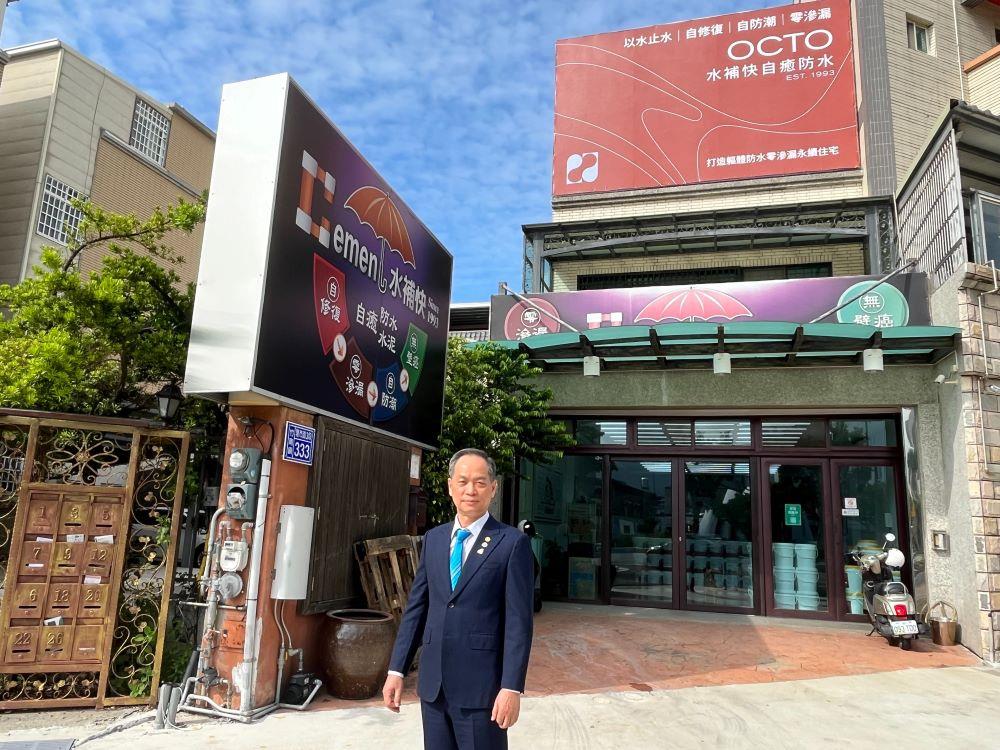 張德俊於公司門口 （張德俊提供，113年9月27日攝）