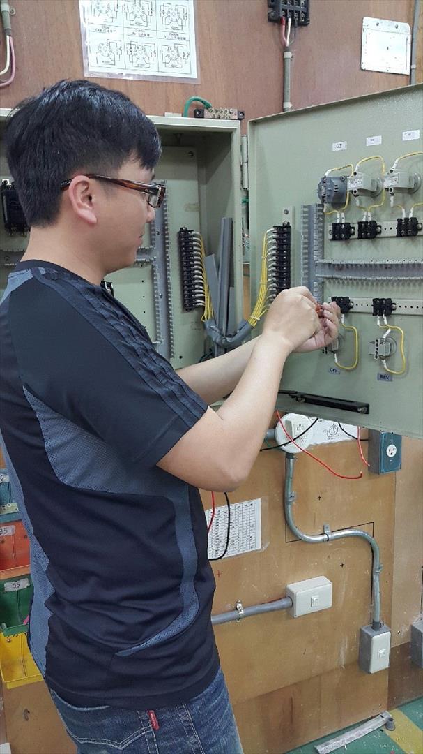 參加退輔會職訓中心辦理退伍前職訓消防安全設備訓練班、室          內配線。 （曾育哲提供，104年攝）