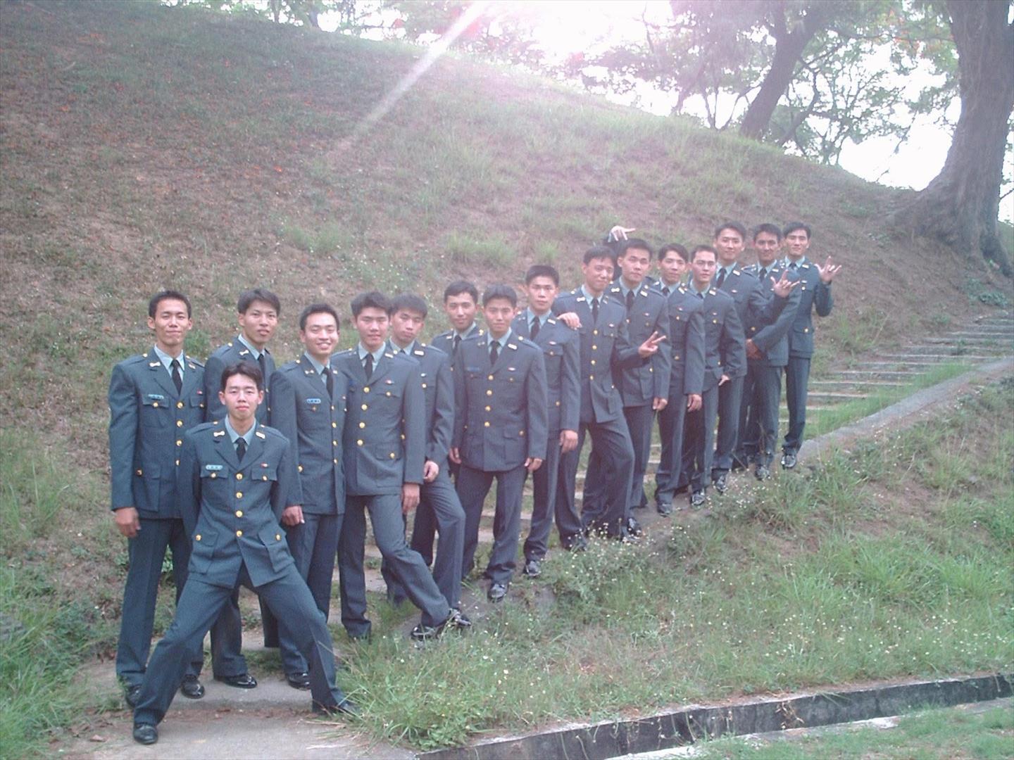 林士傑專員（左前2）陸軍官校四年級畢業前夕與同學合影。