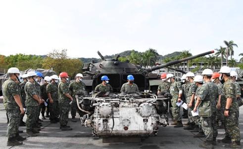 羅健嘉（中間右）服役期間向學員講解戰車引擎 （羅健嘉提供，115年5月14日攝）