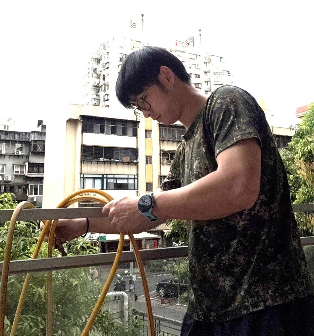 陳翊瑞工作照片（案場配置管線）。