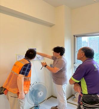 杜政坤（中）於案場工作畫面（杜政坤提供，114年拍攝）