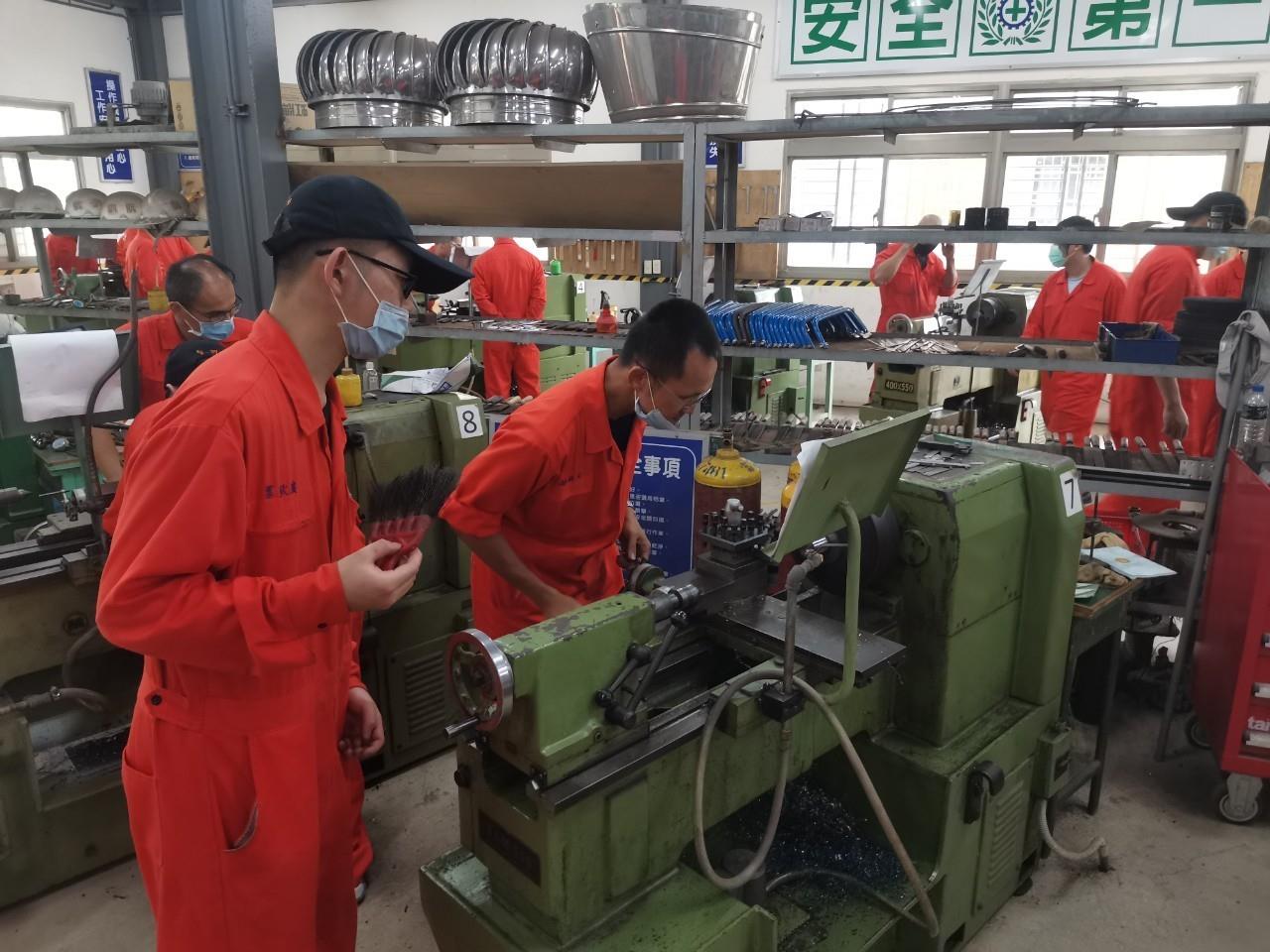 榮民林紹文（左1）參加乙級船員養成班輪機課程中的車床訓練
