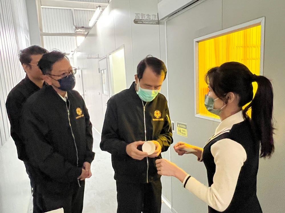 陳雅玲總經理（右1）帶領參觀丞馨媽咪有限公司工廠 （張翔鳴提供，112年12月27日攝）