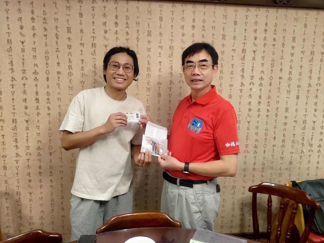 圖一、周建松（左）與職訓中心周孫明老師（右）合影 （周建松君提供，113年拍攝）