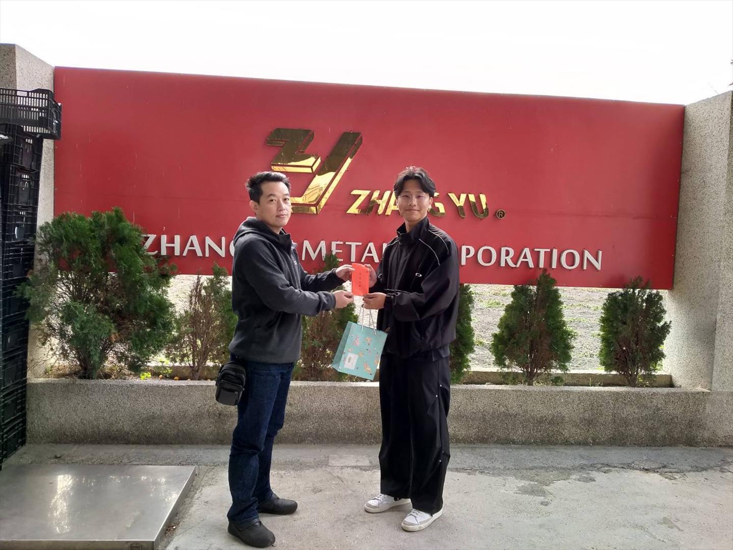 圖一、詹文義（左）工作表現優異接受公司頒獎