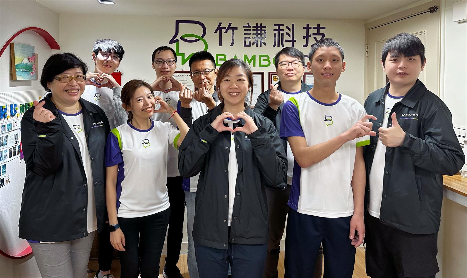 黃筑萾（右4）與竹謙科技團隊合影