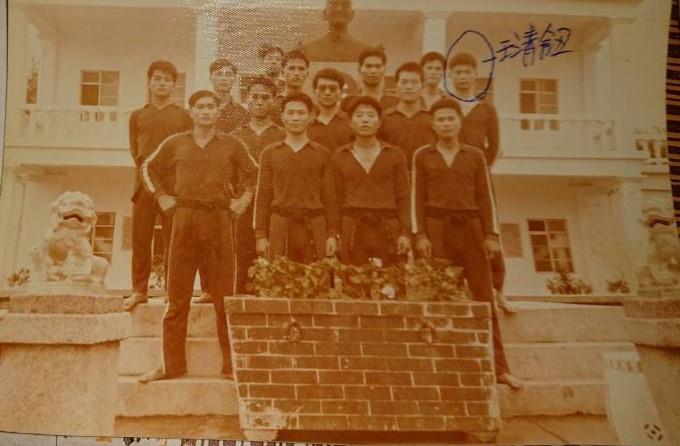 榮民王清鈕於金門服役時收邀表演（王清鈕提供，民國66年6月8日攝）