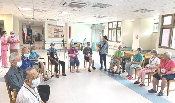 蔡景正（右4）參加持續音樂療癒團隊照護