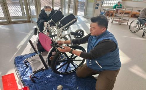 羅健嘉於服務據點整修民眾輪椅 （羅健嘉提供，115年5月14日攝）