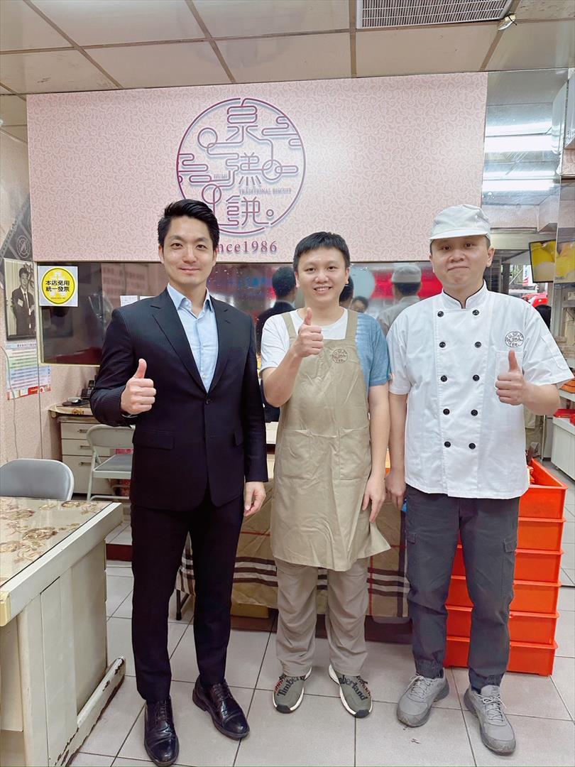 臺北市蔣市長蒞店與曾育哲倆兄弟合影。 （曾育哲提供，112年4月攝）
