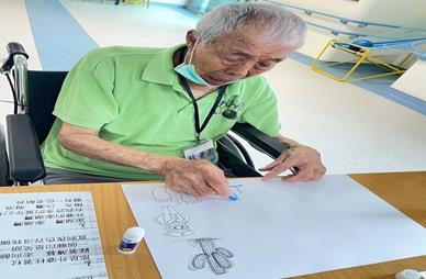 以外婆澎湖灣為題，住民蔡景正畫出自己在沙灘散步、奔跑等創意畫作