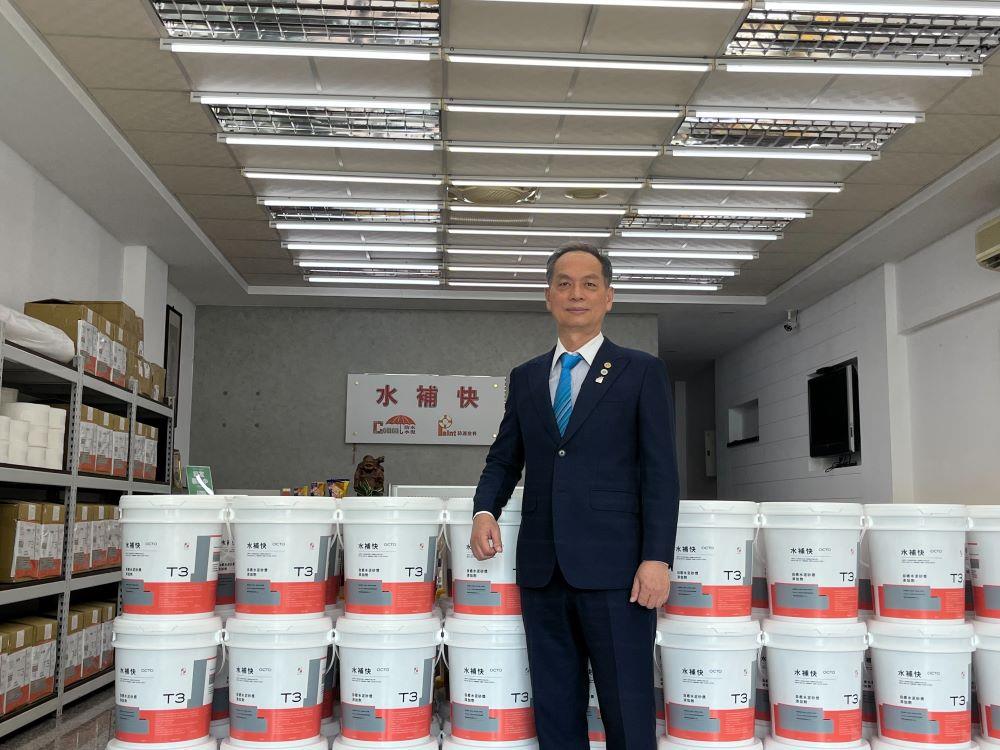 張德俊與公司自創產品公司合影 （張德俊提供，113年9月27日攝）