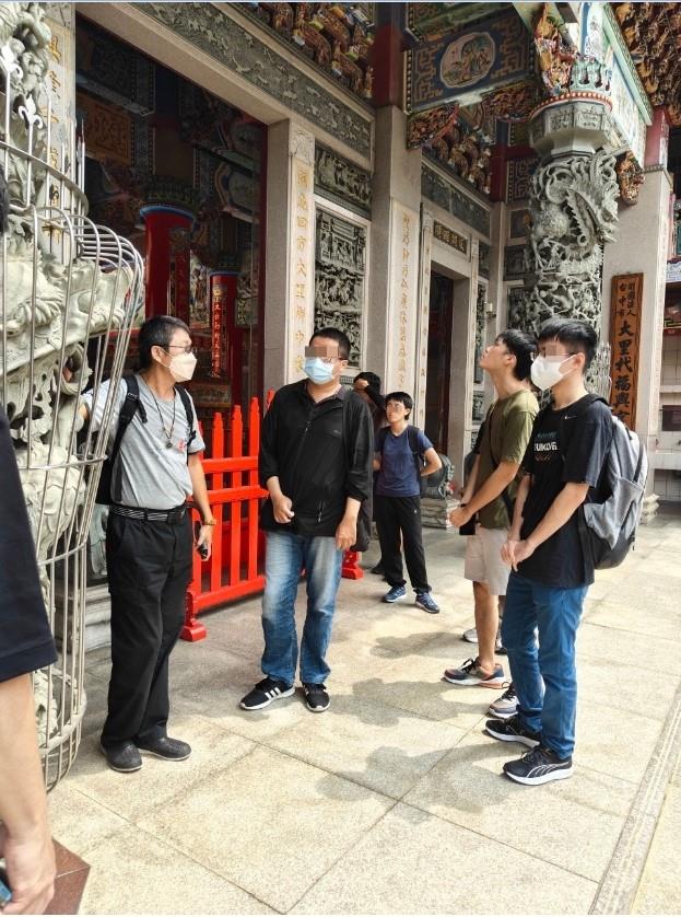 熊立先生（左1）拍攝於臺中市霧峰福興宮（熊立提供，113年攝）