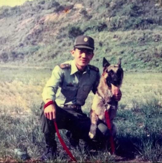 張光賢服役時與軍犬合影