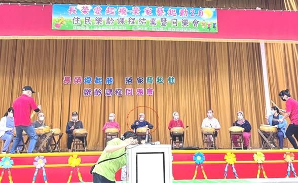 蔡景正（中）參加長榮樂齡課程結業式暨同樂會表演