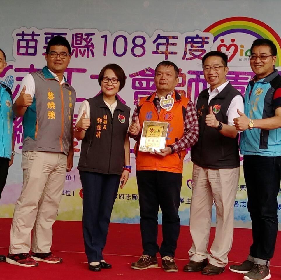 獲選輔導會111年服務機構績優社區志願服務組長 （何國雄提供，113.7.2攝）
