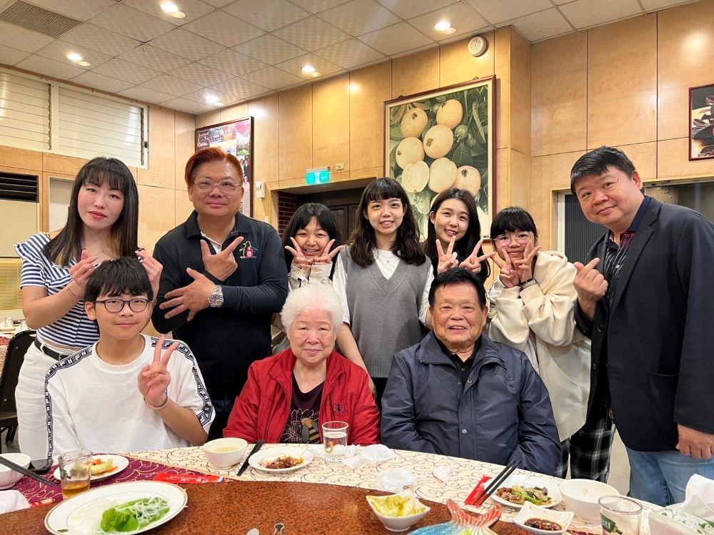 謝其昇（後排左二）全家福 （謝其昇提供，113年10月17日攝）