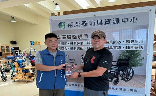 羅健嘉（左）擔任社團法人苗栗縣脊髓損傷者協會輔具維修員 （羅健嘉提供，115年5月14日攝）
