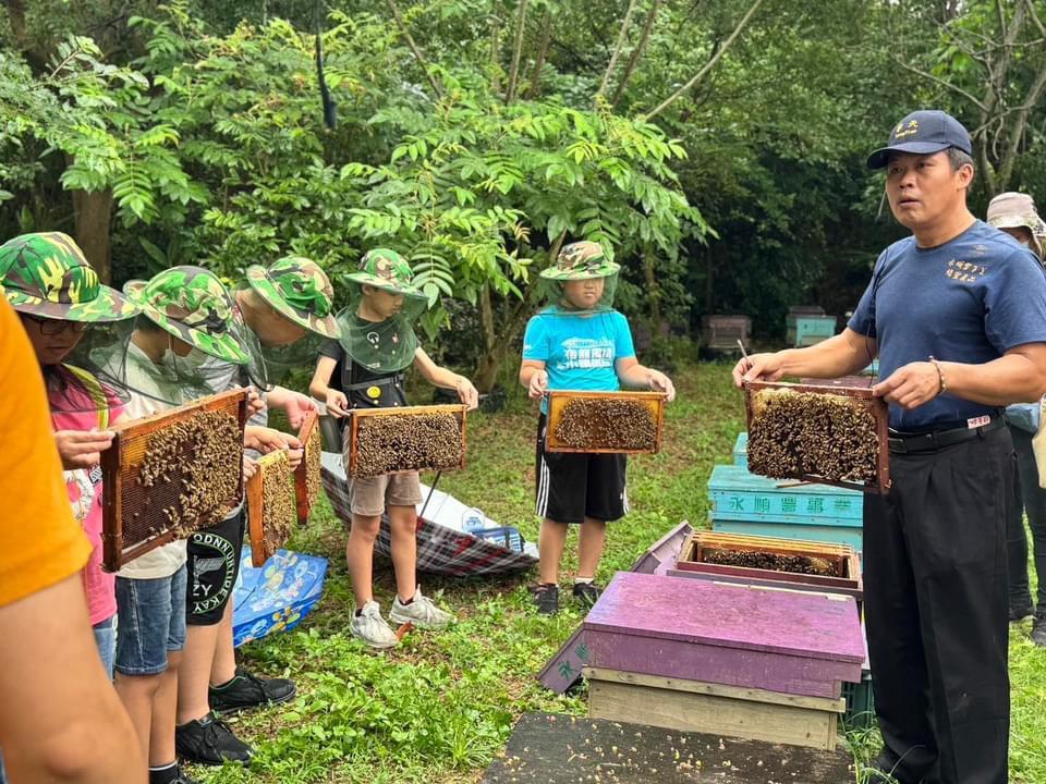 曾貴發先生於養蜂見習農場對學子說明養蜂歷程