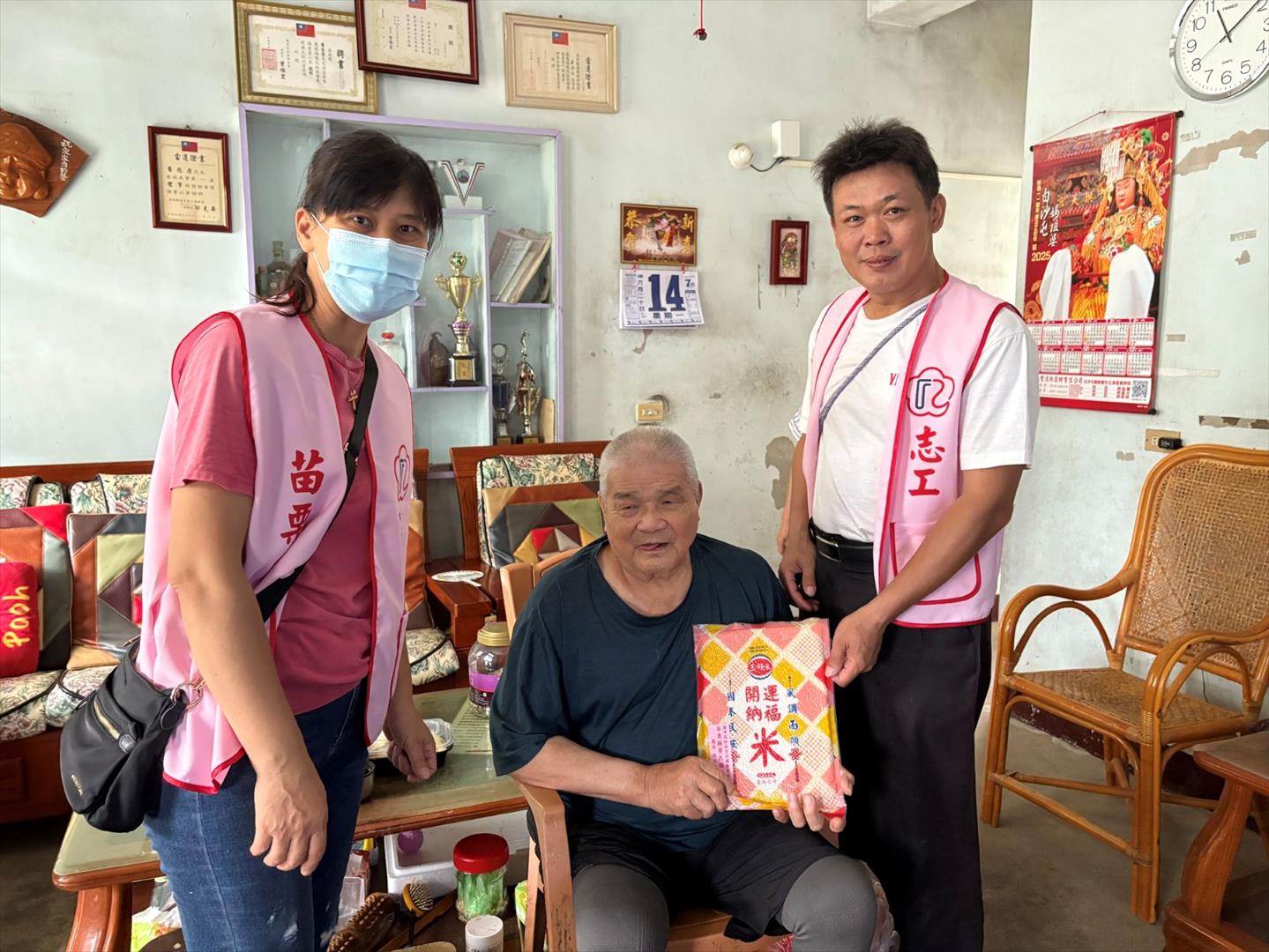 曾貴發先生（右）伉儷訪視關懷高齡榮民