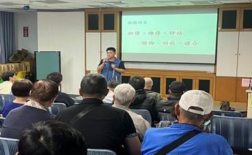 羅健嘉向榮民講解苗栗輔具資源中心服務項目 （羅健嘉提供，115年5月14日攝）