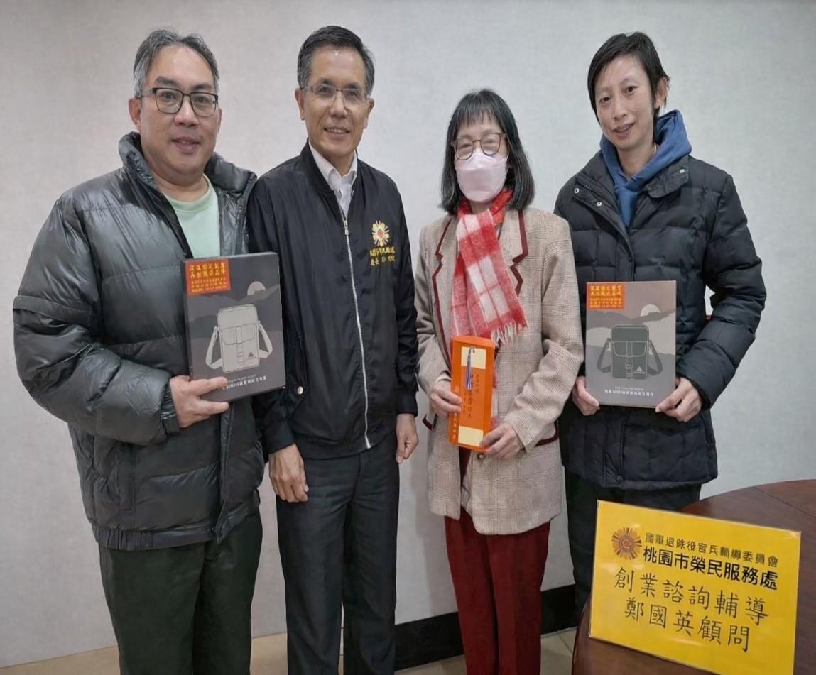 利宛嬪小姐接受創業諮詢時與鄭處長及顧問合照