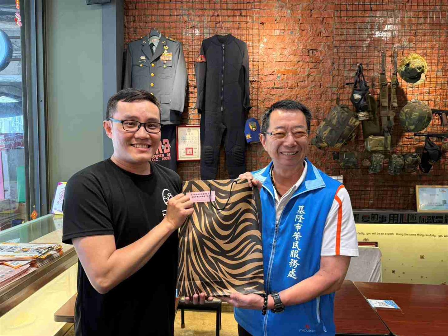 基隆榮服處處長方正（右）率服務團隊訪視林俊男老闆（2）