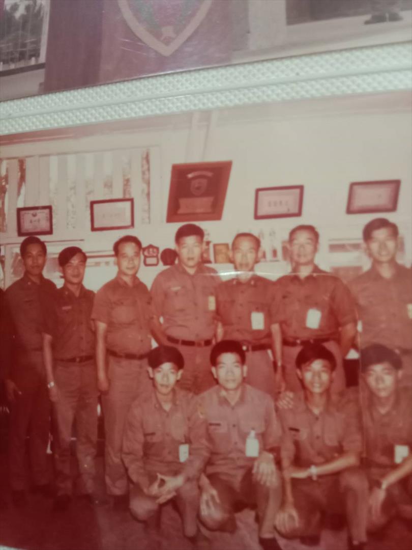 榮民侯金生初任官照片（後排中）