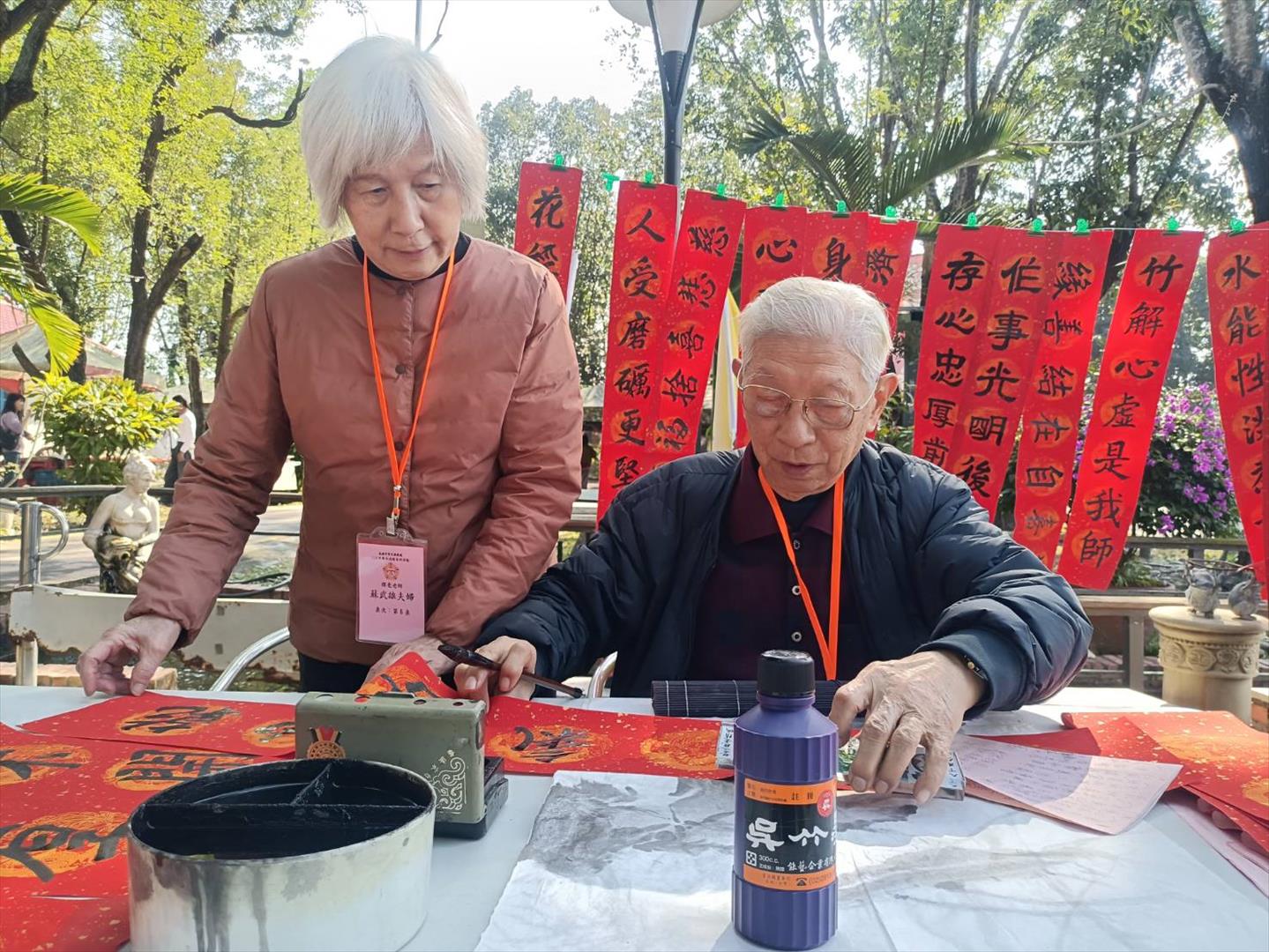 蘇武雄伯伯（中）與配偶於春節揮毫活動中書寫春聯