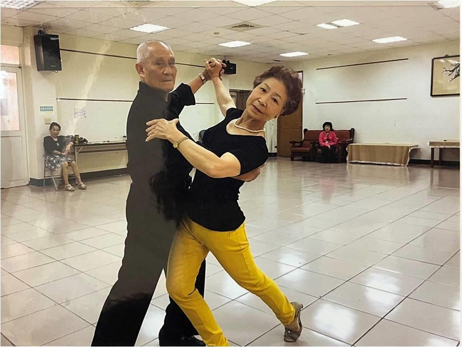 榮民陳文富平時於馬公市的舞蹈教室學習國標舞